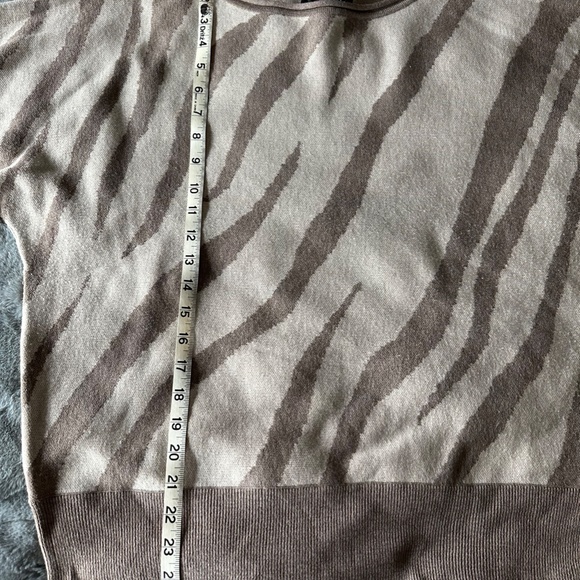 TAHARI Sweater Women's Beige Zebra Print Crew Neck Pullover Large - Picture 7 of 14